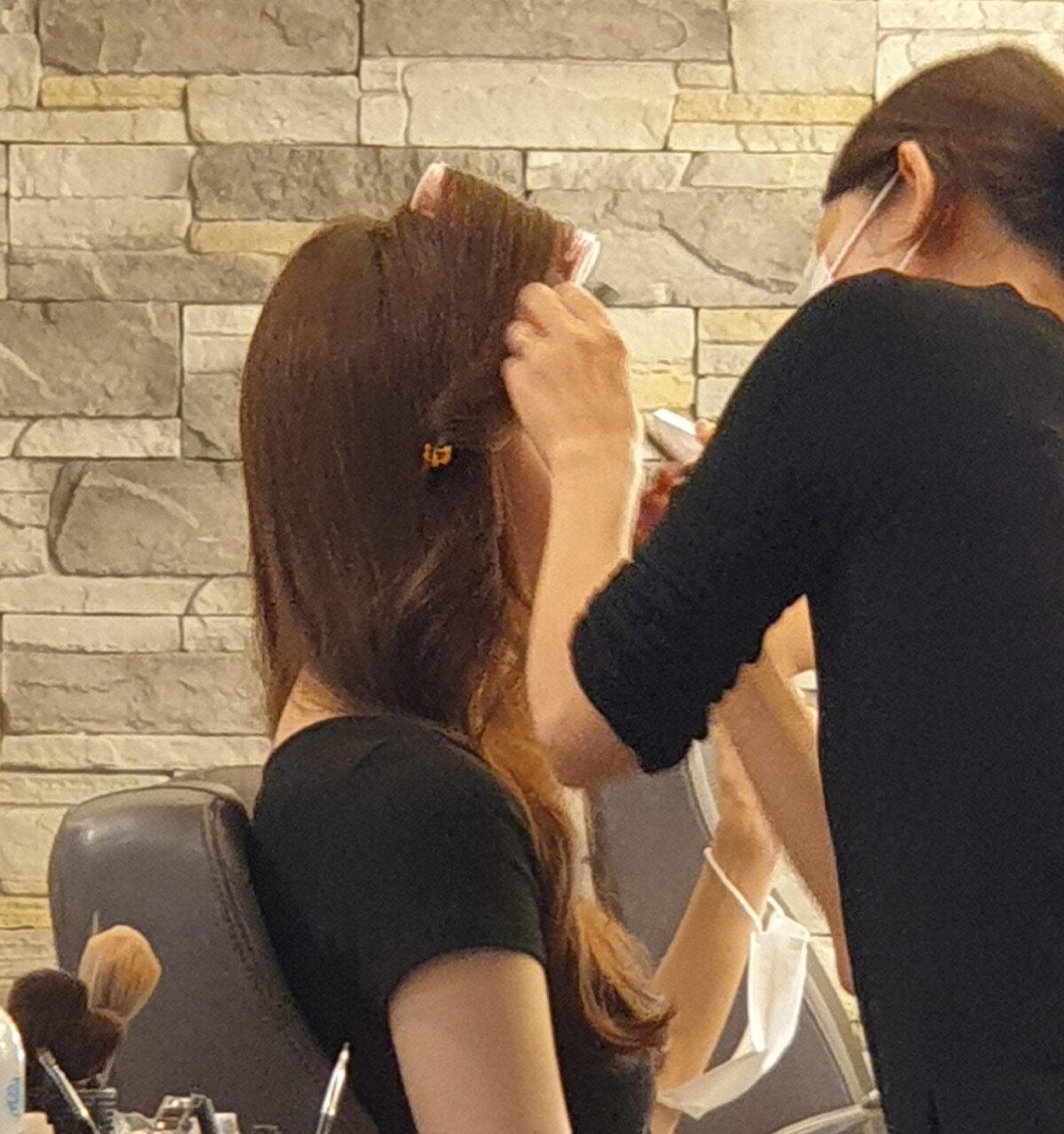 초이스 메이크업-일프로 아가씨 메이크하는 모습